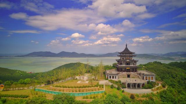 三面临湖,东接胥口古镇,北对光福邓尉,玄墓,大小贡山,南望东洞庭山,西