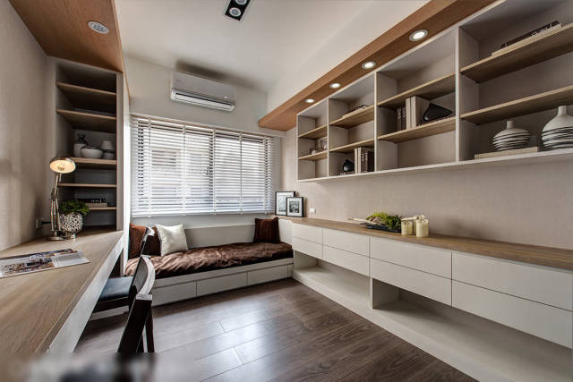 书房内增设卧榻区,平时是阅读上网空间,有访客来时变成临时客房.