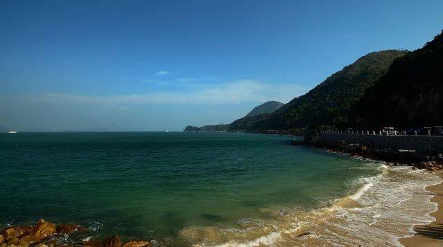 地址:南澳鎮東涌村 特色:東涌的沙灘三面環山,礁石林立,海岸線是很原