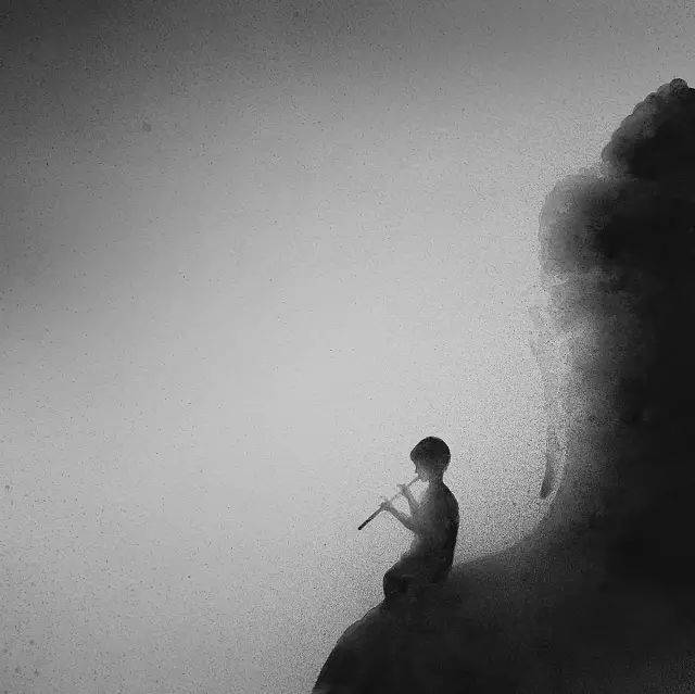 她是水彩插画师,却仅以黑白灰构成了足以惊艳俗世的画面
