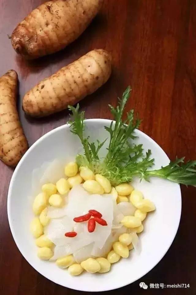 做法: 1. 白萝卜洗净切块,装入盆中,加盐,白糖,白醋翻拌均匀; 2.