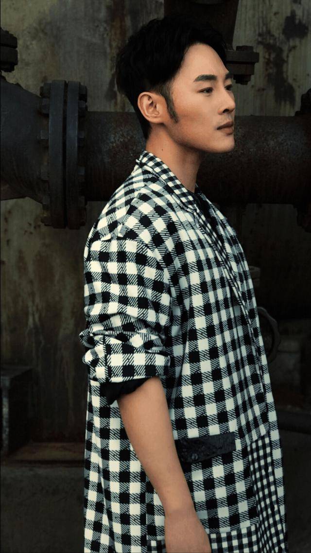 马子洛受品牌邀约时装秀,儒雅气质获好评