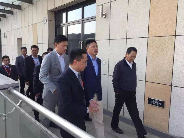 随后,高力集团董事长高仕军先生又陪同金鹰集团董事长王恒先生考察