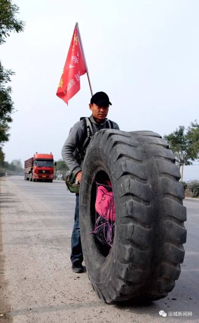 11月2日,在路邊,王浩依著他從天水一路滾過來的輪胎,接受記者的採訪.