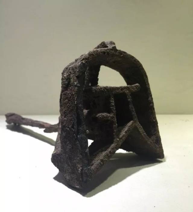 唐时,在实行马籍的同时,还采用了马印,即给马烙印作为标记,这是实施马