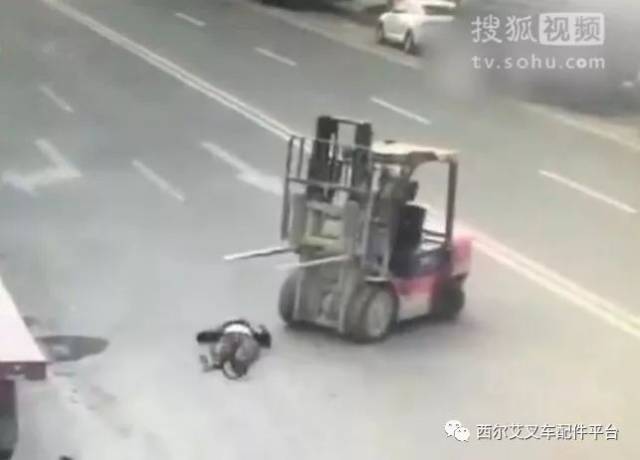 广东摩托车撞叉车图片