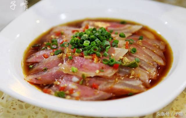 凉拌肘花,这应该是陕菜吧,水晶肘花瘦肉很香,皮有韧性有嚼劲