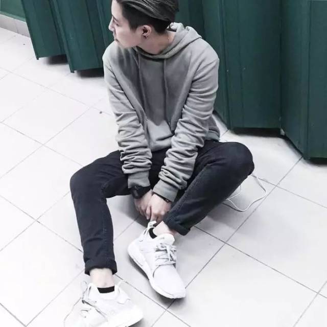 最新男生拍照姿势来啦简单实用帅气