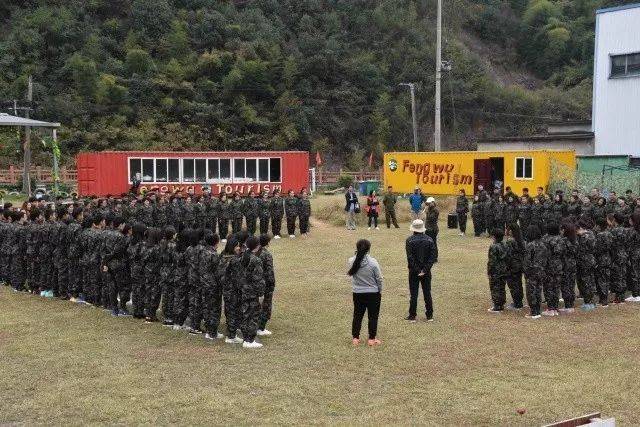 三中新疆班高三年级同学在校领导和老师带领下来到凤坞梦幻村基地