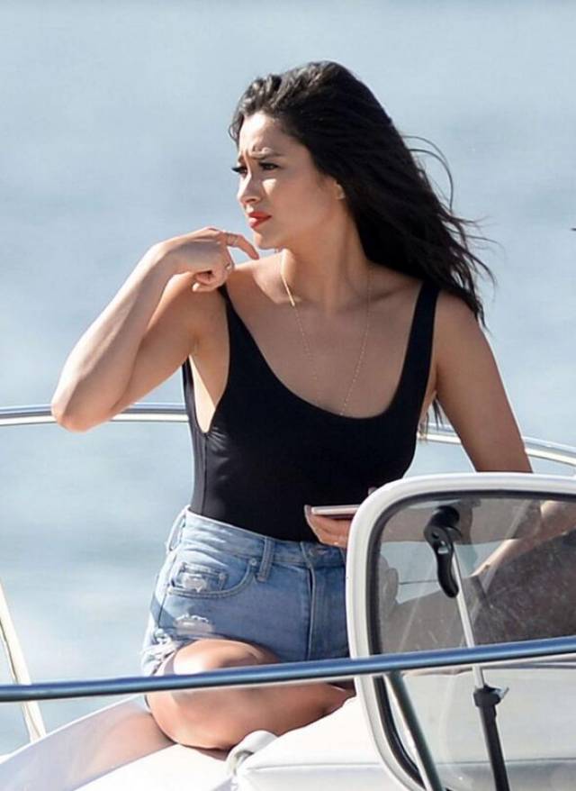 混血女星薛·米契尔迈阿密海滩休闲拍照,她的红唇很吸引人