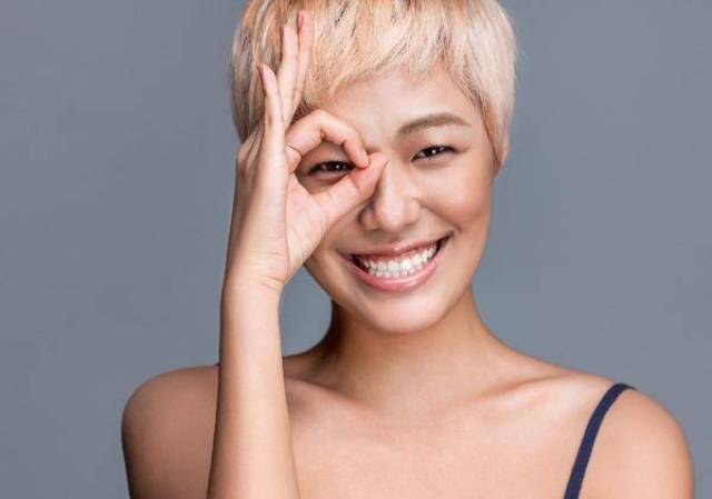 杨朵兰入军营,时尚超模秒变表情包\