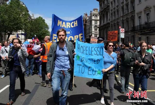 (图为英国大批民众在伦敦市中心举行示威游行,抗议英国脱离欧盟,超过4