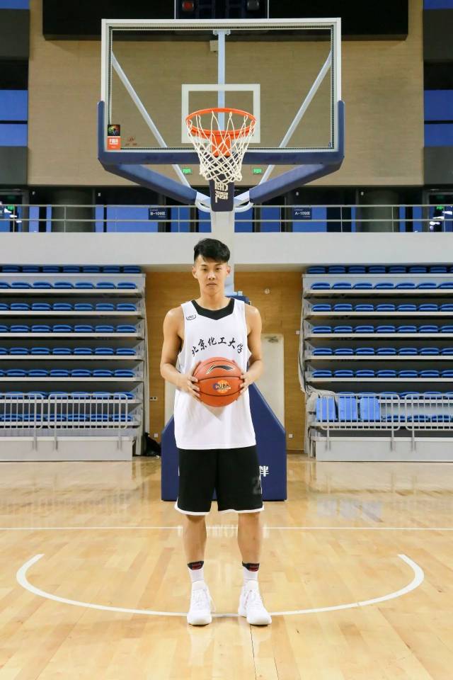 王孟轩 经管学院 工商1602班 身高:193 位置: 后卫 薛冠冠 文法学院