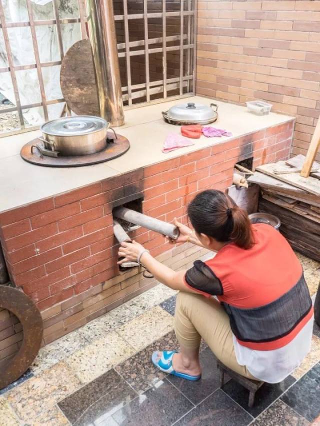 家嫂说市面上有些龟苓膏用现成的龟苓膏粉, 原料的成分,品质参差, 而