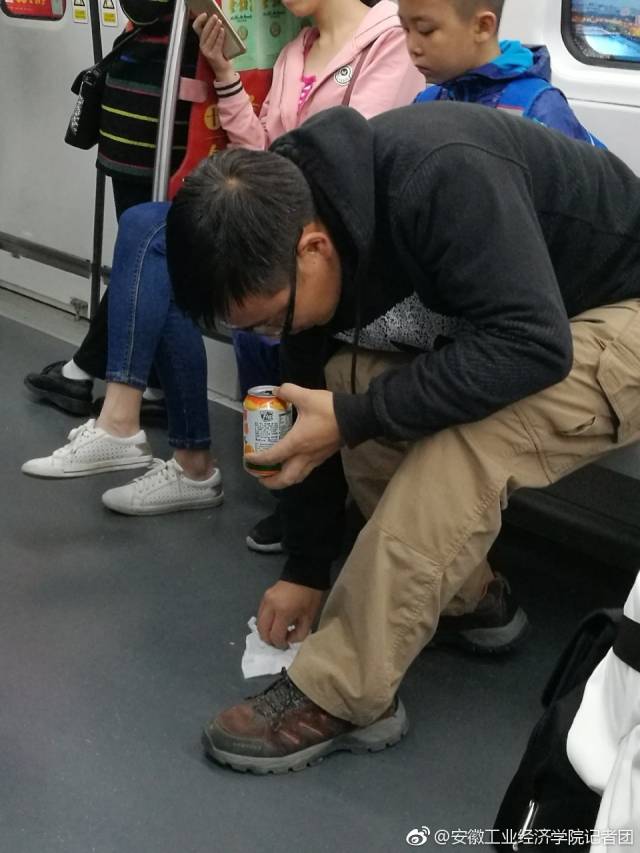 合肥这位爸爸地铁内替儿子"擦屁股"赢得网友点赞!