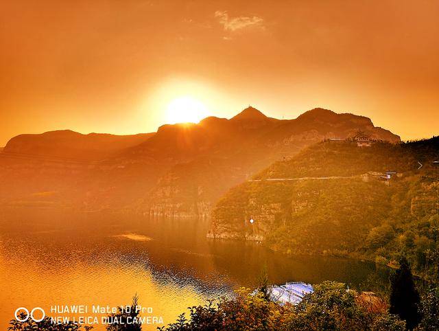 红太阳照山河设计背景图片