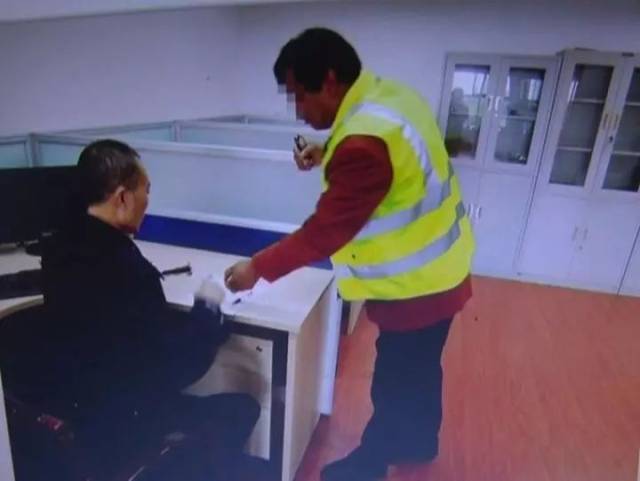 手表竟成作弊神器!男子驾考科目一被抓现行(图