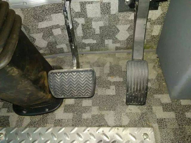 现在的纯电动车辆配有abs防抱死刹车系统,在制动时车轮不会抱死.