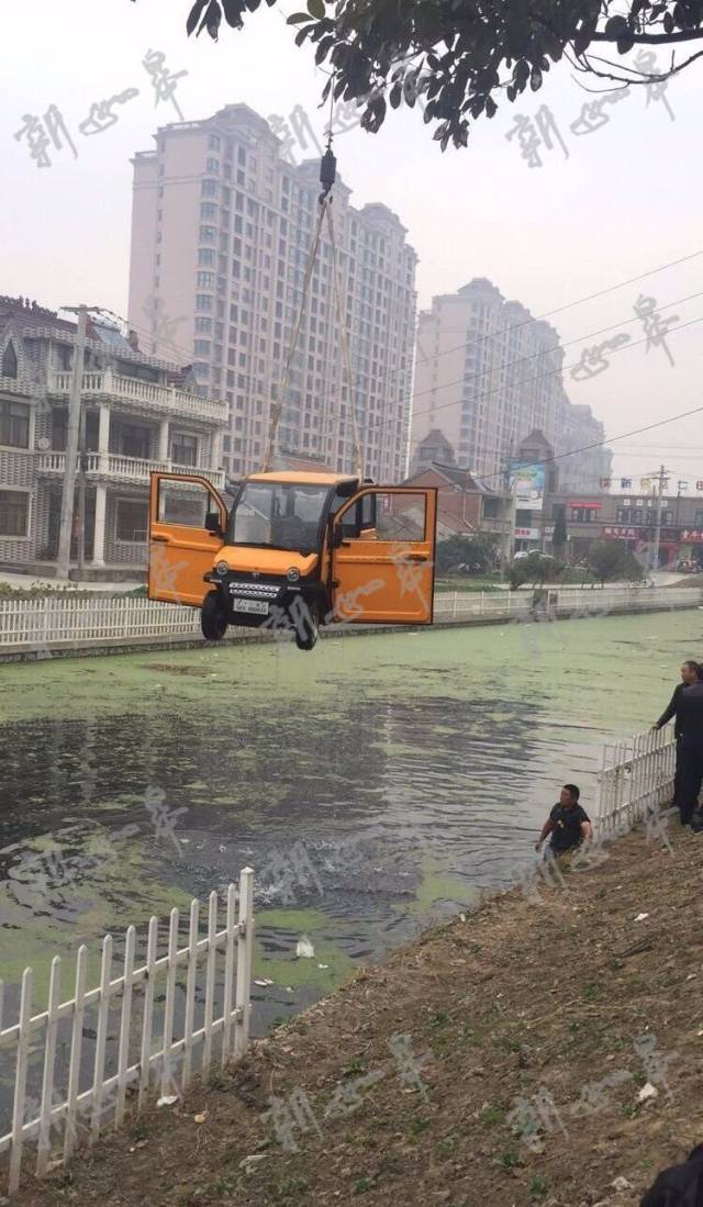 網友爆料:今天早上,在如皋林梓小學門口,有位老人騎著電動四輪車送