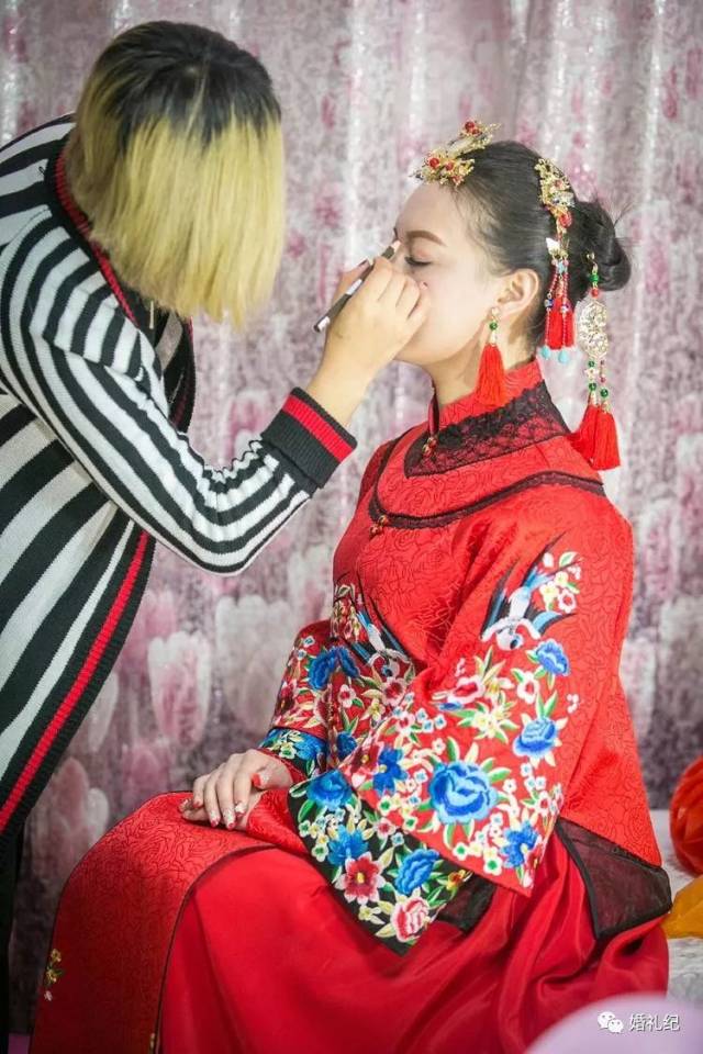 出门最多人穿的中式秀禾服,你敢选这种款式的