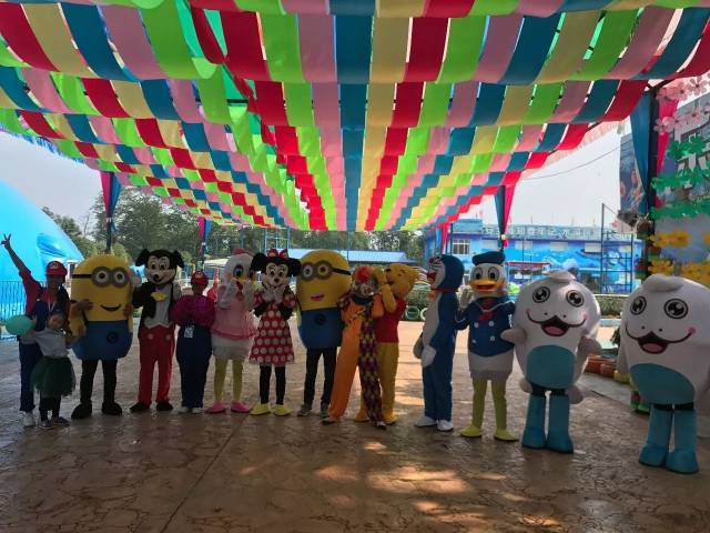 组织了森海童话世界员工 穿上人偶服装派发气球 给新市孩子们