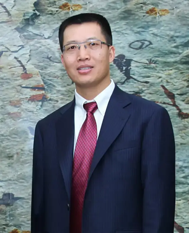 但罗秋平一直甘于做"站在蓝月亮背后的那个男人",低调得有些神秘