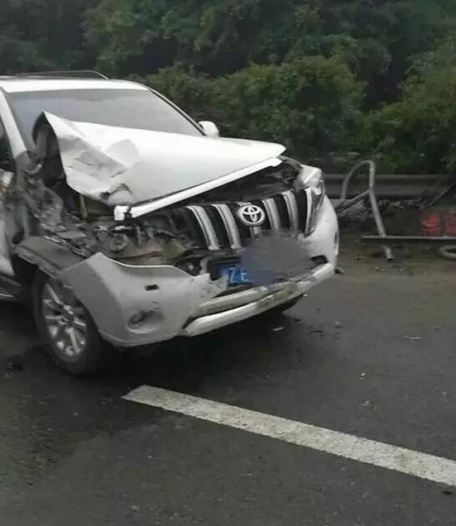 成乐高速眉山段发生车祸,一小车被撞得粉碎!