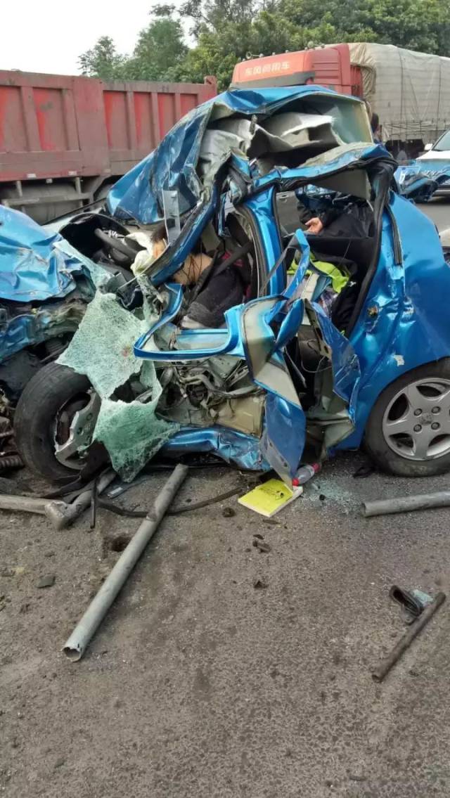 成乐高速眉山段发生车祸,一小车被撞得粉碎!