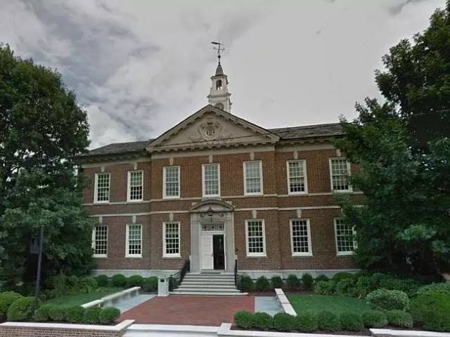 成立于1919年,学校位于纽瓦克市和威明顿市之间的郊区,环境优美,交通