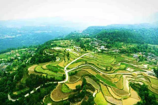 它位于通江县 瓦室镇东部距县城30公里处,鹿鸣山鹤立群峰,绵延铺张