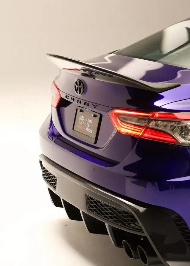 碳纤维的鸭尾式尾翼也是带来与众不同的视觉效果.