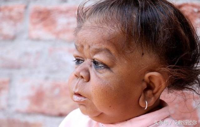 他看起来比旁边的饮料瓶高不了多少曼普瑞特是印度的旁遮普人.