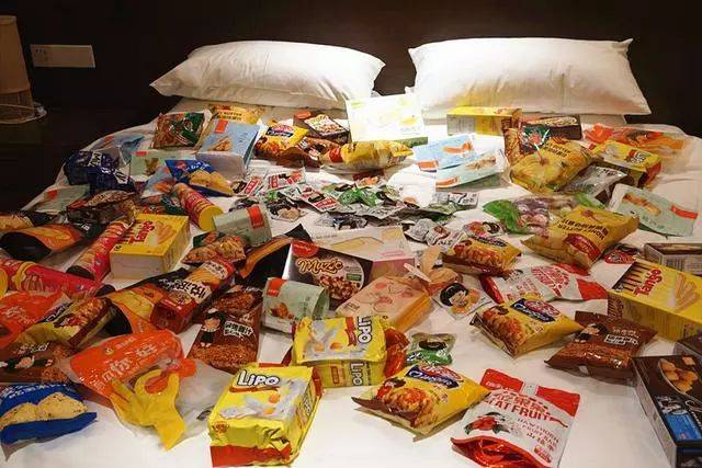 一堆零食在床上图片图片