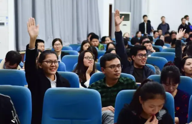 王怡彬回应在场同学对航空大都市的关切