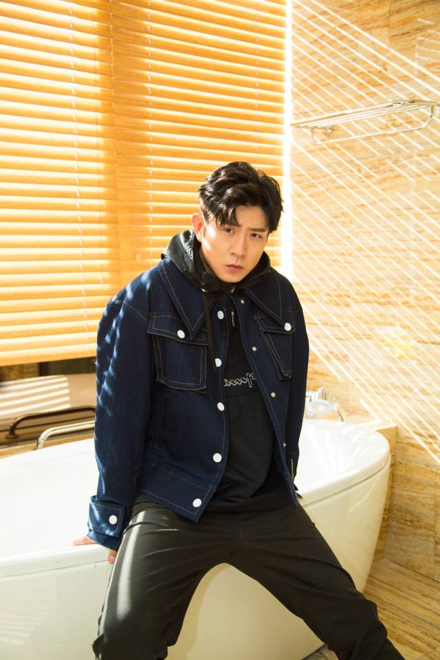 高晓攀秋冬写真曝光 舒适温暖演绎轻熟男风