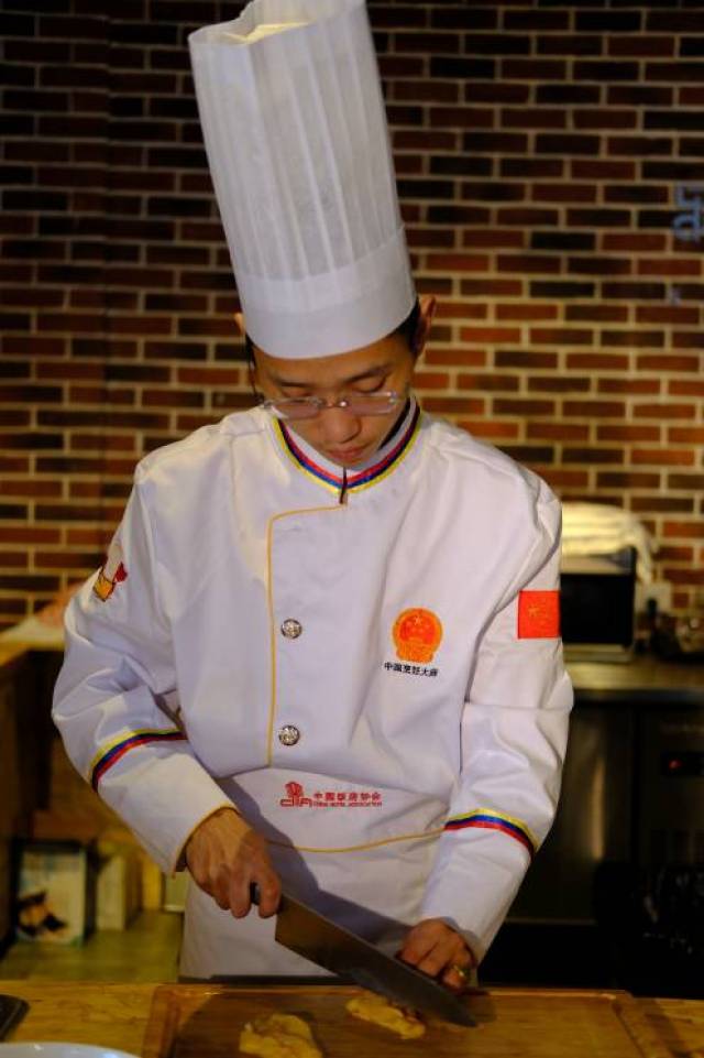 直播预告戴眼镜有多痛苦戴眼镜的厨师更痛苦为你揭露重庆最年轻烹饪