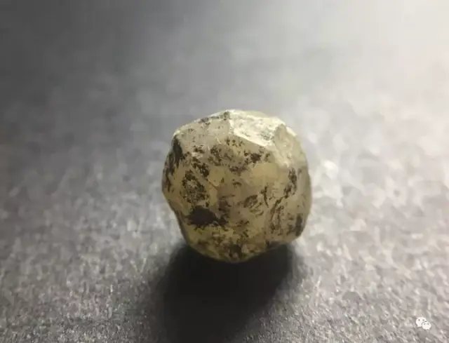 四角三八面体的原石3cts,样品来自意大利 白榴石产出颜色不是很艳亮