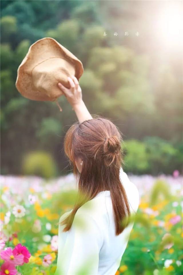 撐一把白色或者黃色的雨傘 不管是唯美還是活潑,造型隨意凹 一點都不