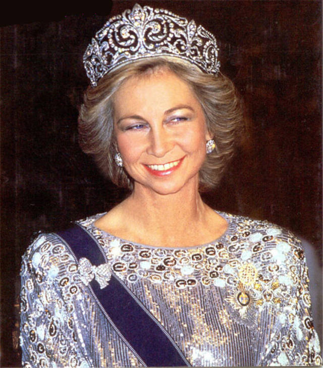 十三世和新娘英国公主维多利亚-尤金妮亚结婚时的礼物白百合花王冠