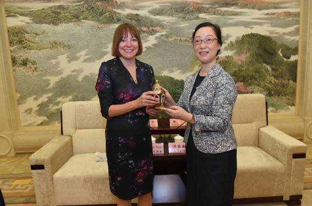 宁波诺丁汉大学理事长徐亚芬,执行校长陆明彦,万里教育集团董事长
