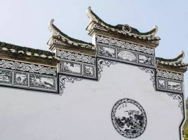 可以看出马头墙是徽派建筑的标志,它类似马头的抽象外形设计给人无限