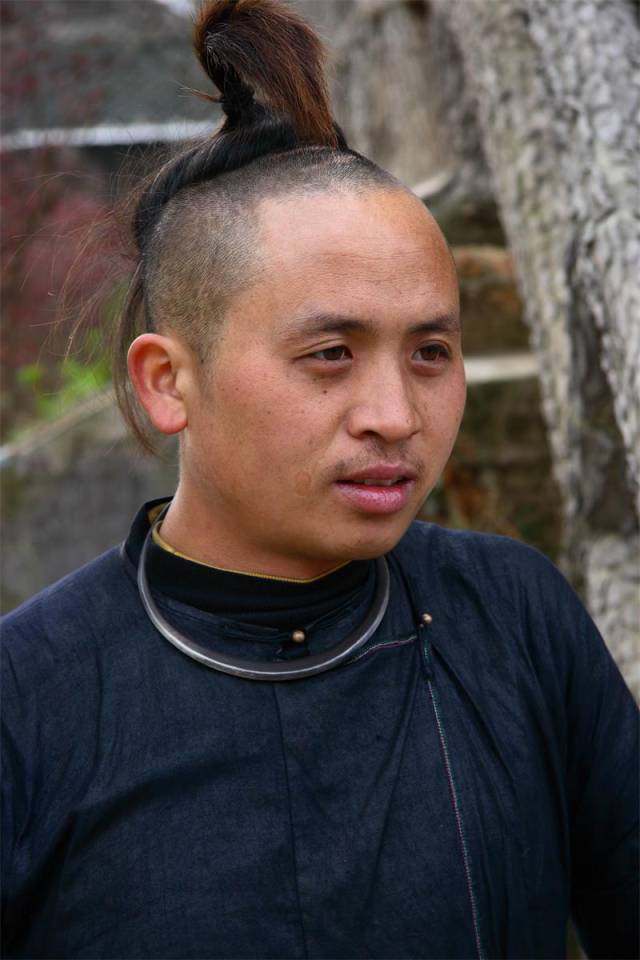 岜沙苗寨的男人手里都有枪