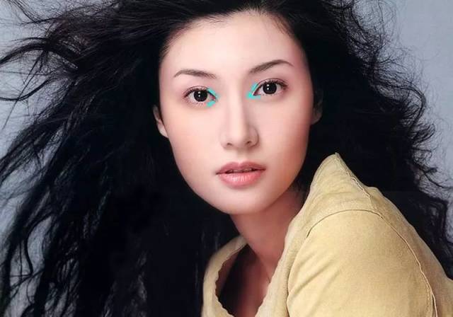 美而有神的关键点,在于李大美人的内眼角尖长略带勾,圆滑的双眼皮,使