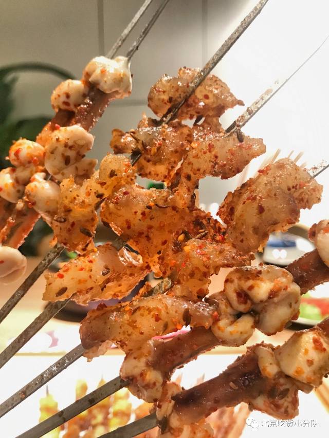 另外还有个很吸睛的【折磨人】,其实是羊脖子筋,太有嚼劲了,可以用它