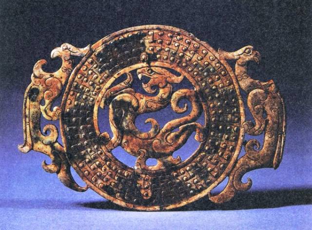 汉代佩玉的品种主要有各种透雕装饰的玉璧,玉璜,玉珠,玉人,玉环,玉管