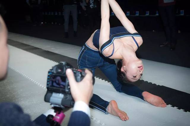 永城姑娘刘藤再次刷新吉尼斯世界纪录!