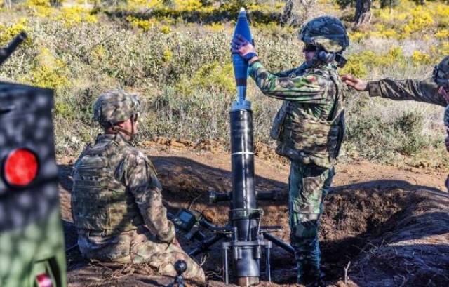 资料图:美军120mm迫击炮训练