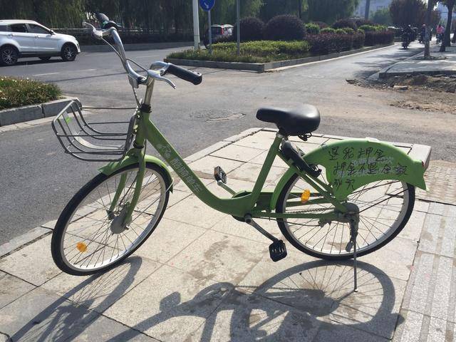 11月5日,在南昌市青山湖大道,看到一辆用户慎要求退还押金的酷骑单车