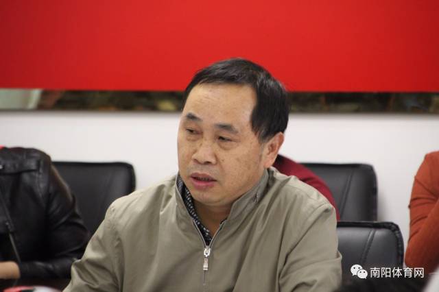 南阳市体育局副局长徐春林主持会议