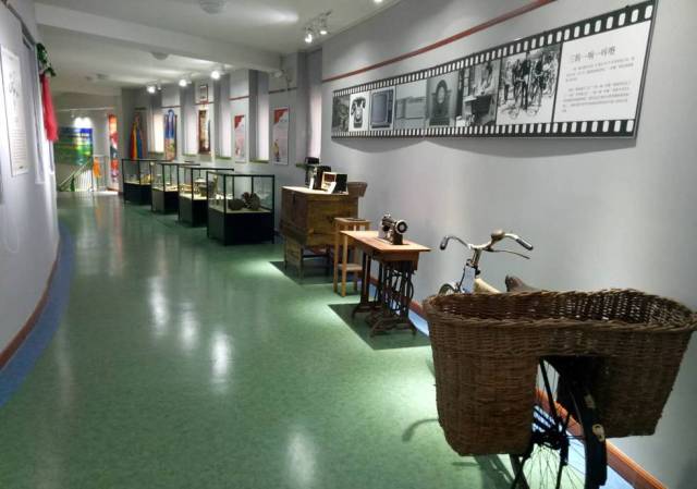 一进入美术博物馆 小周哥就被里面的展品吸引了 琳琅满目的老物件摆放